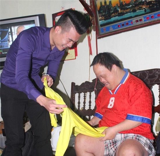 Hoàng Thịnh dành tặng Quang Nam chiếc áo đấu của mình.