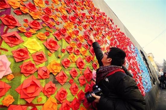 Bức tranh được tạo từ hơn 15000 mảnh giấy gấp origami 8