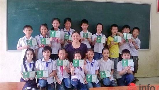 Cô giáo Lê Thị Minh Tâm chụp cùng với các học trò.