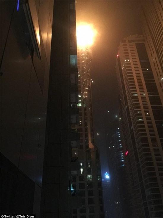 Hiện trường ngổn ngang của tòa nhà 86 tầng bị hỏa hoạn ở Dubai 1