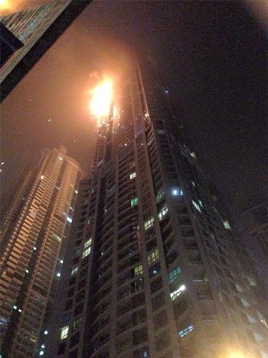 Hiện trường ngổn ngang của tòa nhà 86 tầng bị hỏa hoạn ở Dubai 3