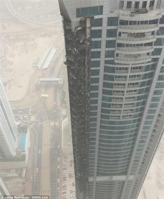 Hiện trường ngổn ngang của tòa nhà 86 tầng bị hỏa hoạn ở Dubai 4