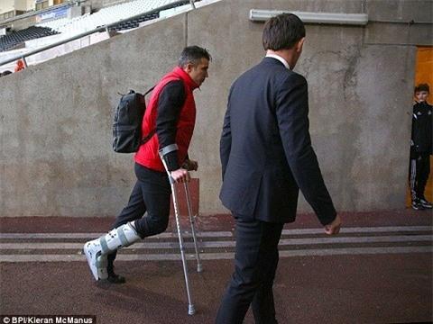 Persie chống nạng sau trận đấu với Swansea. Ảnh: Getty Images