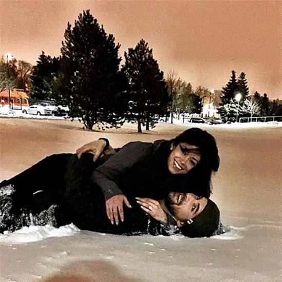 Nicole Johnson khéo khoe nhẫn đính hôn trong bức ảnh vui đùa trên tuyết.