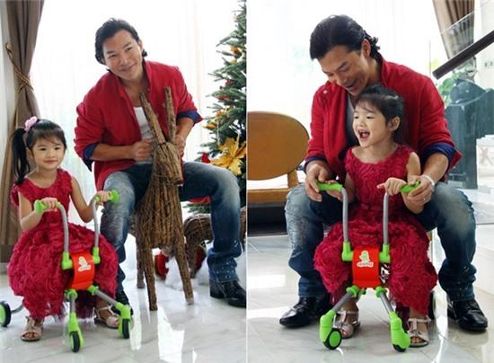 Nam diễn viên Trần Bảo Sơn nổi tiếng là ông bố chiều chuộng con gái Bảo Tiên. Anh thường xuyên vui đùa bên cô công chúa nhỏ mỗi khi có dịp. 