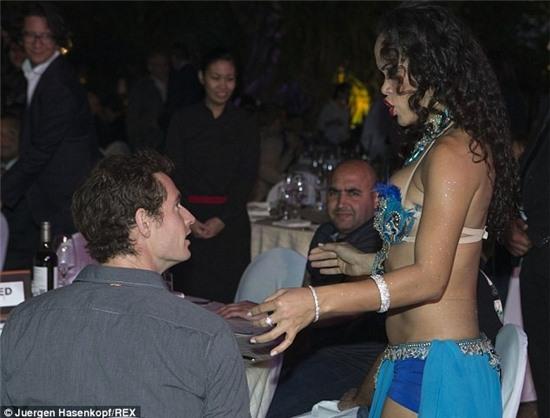 Andy Murray như bị vũ nữ múa bụng hớp hồn