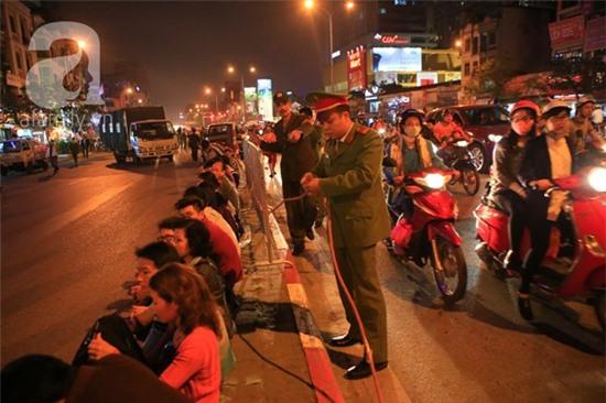 Hà Nội: Người dân đứng giữa đường vái vọng, dâng sao giải hạn 2