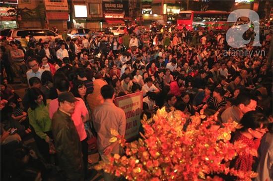 Hà Nội: Người dân đứng giữa đường vái vọng, dâng sao giải hạn 3