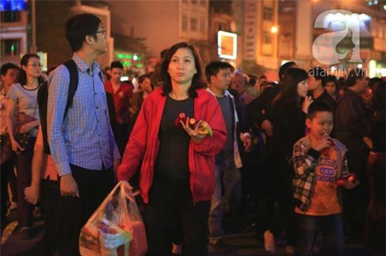 Hà Nội: Người dân đứng giữa đường vái vọng, dâng sao giải hạn 8