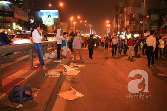 Hà Nội: Người dân đứng giữa đường vái vọng, dâng sao giải hạn 9