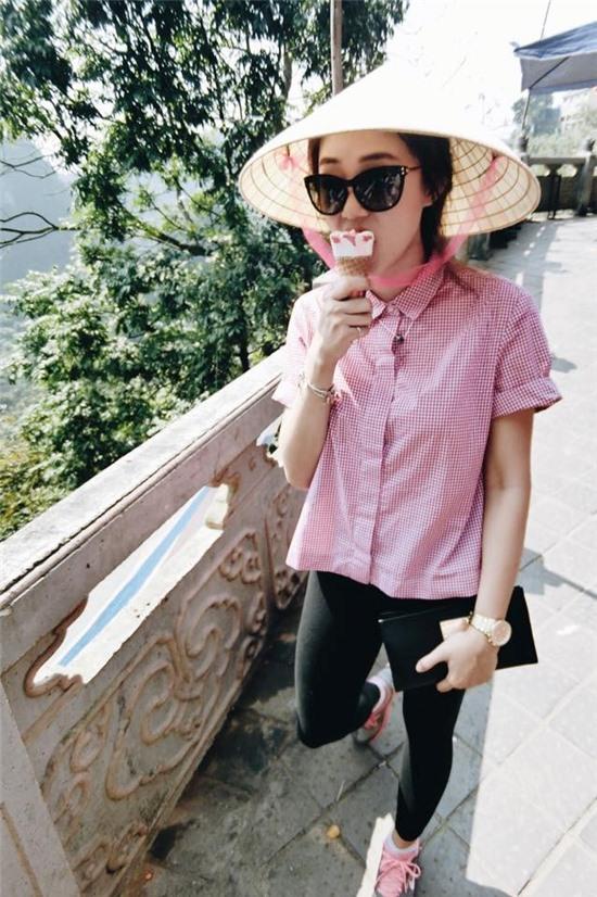 Dàn hot girl, hot boy đội nón lá, đeo kính đen đi chùa Hương