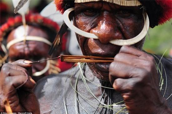 Lễ hội "đốt đá" độc đáo của bộ tộc khỏa thân ở Indonesia 13