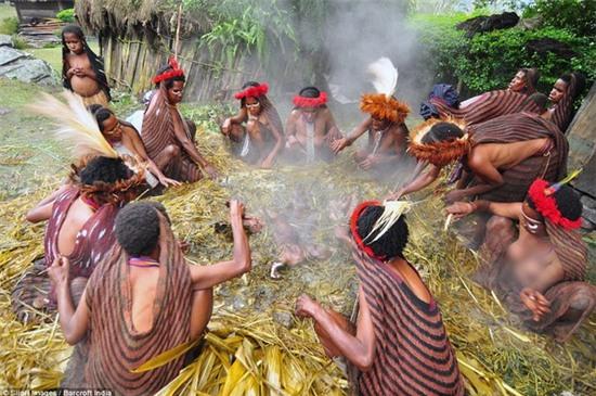 Lễ hội "đốt đá" độc đáo của bộ tộc khỏa thân ở Indonesia 15