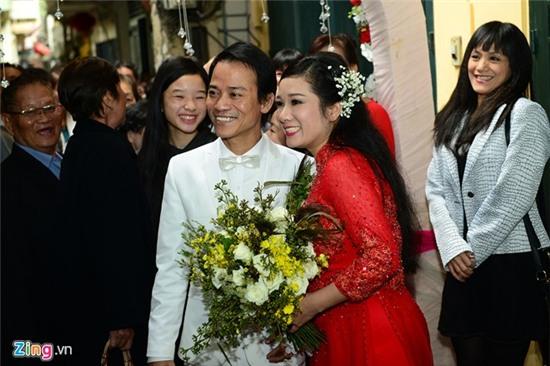Con gái bên Thanh Thanh Hiền trong lễ rước dâu