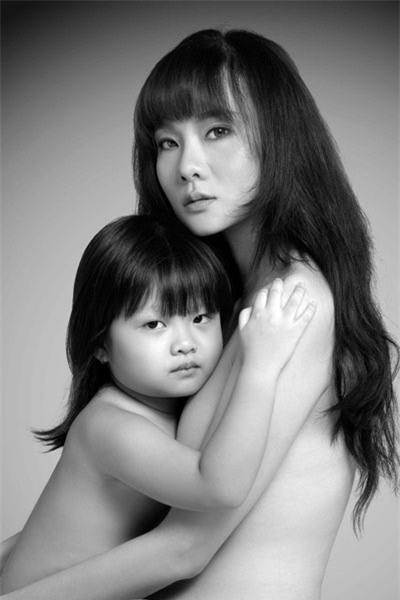 Trào lưu chụp ảnh nude cùng con của các bà mẹ Việt