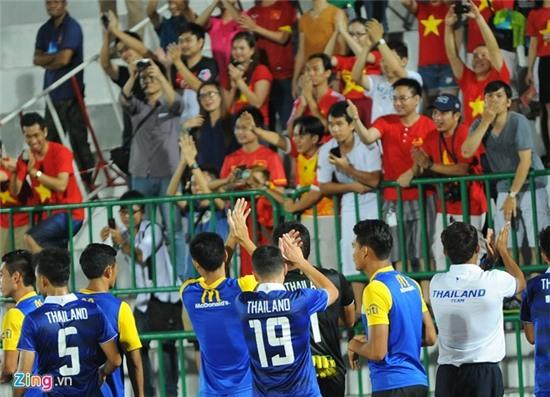 Cầu thủ gốc Việt vung tay đánh nguội tiền vệ Olympic VN