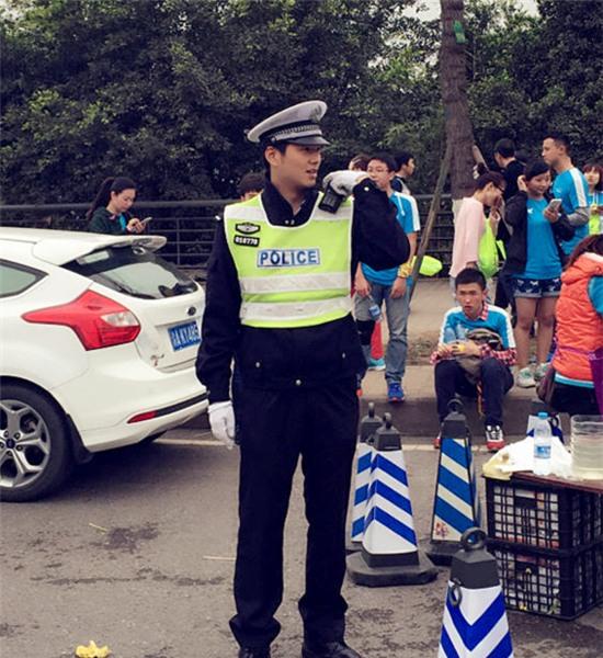 Chàng cảnh sát đẹp trai hơn Hà Dĩ Thâm bị fan nữ bao vây