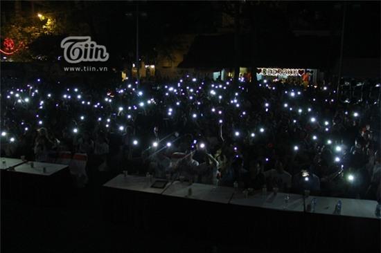 Hot teen Việt quậy tưng bừng trong Lễ hội tắt đèn