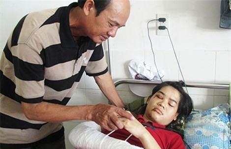 Cha em Nguyễn Thị Thanh Lan lo lắng trước tình trạng thương tích nghiêm trọng của con gái.