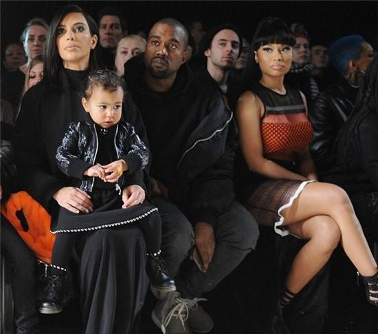 Kim Kardashian là một trong những ngôi sao mới rất được các thương hiệu thời trang săn đón trên hàng ghế đầu fashion week.