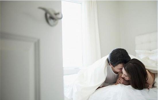 Chồng tôi “ăn nằm” với vợ của ân nhân trên chiếc giường của họ