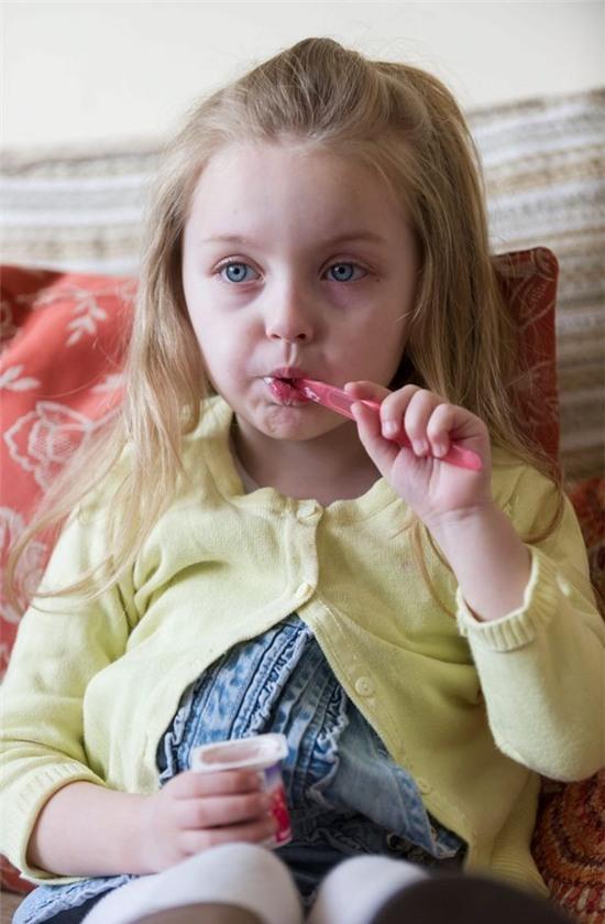 Kì lạ bé gái 4 tuổi chỉ ăn sữa chua mà vẫn khỏe mạnh 2