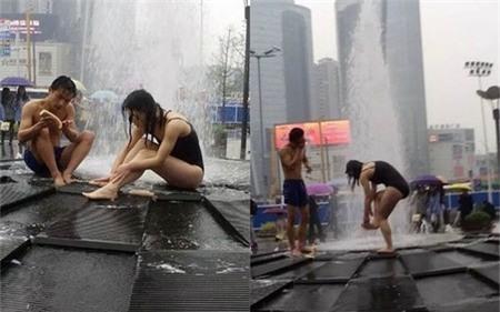Cặp đôi thản nhiên tắm rửa ngay giữa quảng trường trong sự ngỡ ngàng của nhiều người