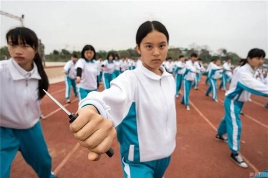 Nữ sinh Trung Quốc tập huấn với dao găm. (ảnh: Shanghaiist)