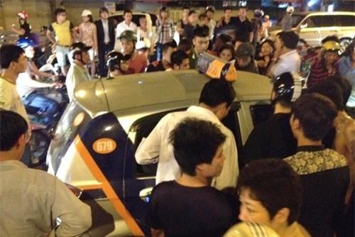 Rất đông người dân vây quanh đòi “xử” tài xế taxi.