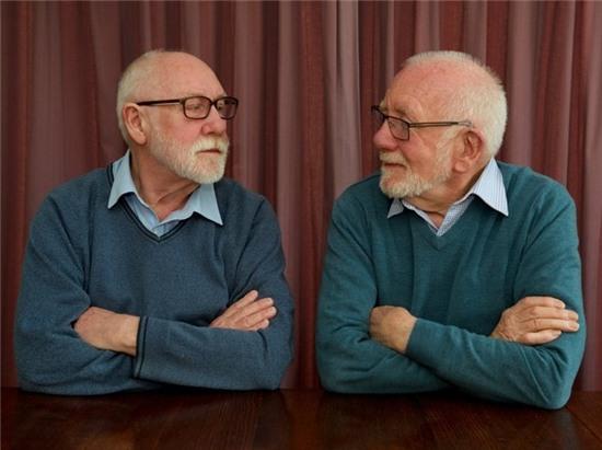 Neil Richardson (trái) và John Jemison cũng có kiểu ngồi giống nhau.