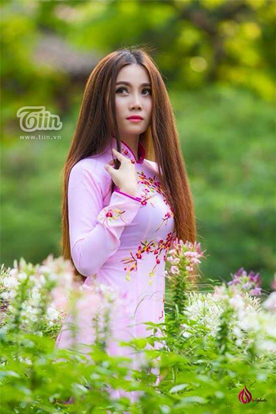 Nữ sinh Việt gốc Pháp sở hữu suối tóc nhiều người mê mẩn