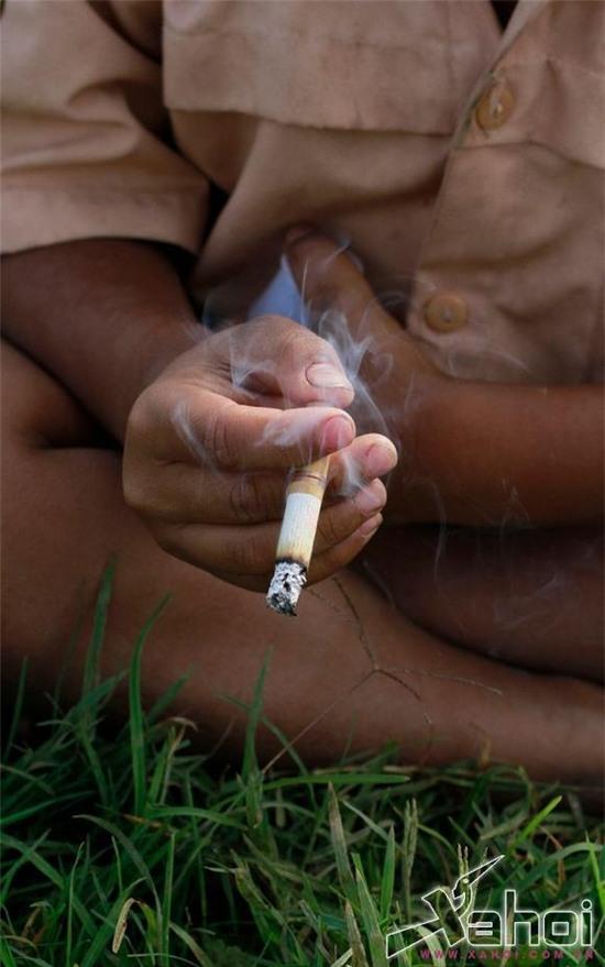 trẻ nhỏ hút thuốc lá