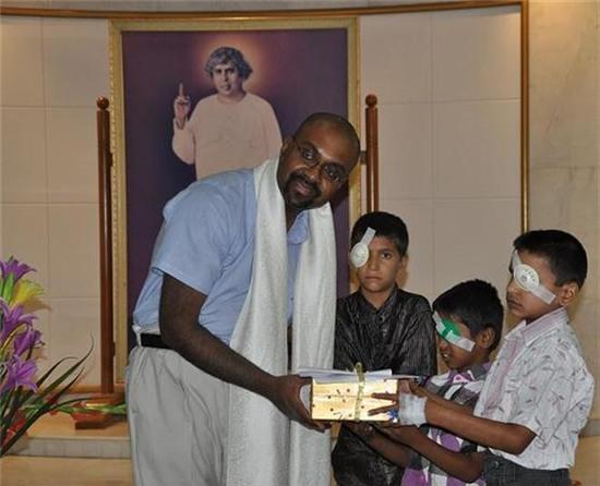3 cậu bé mù tặng quà cho bác sĩ Ambati. (ảnh: Indiapages)