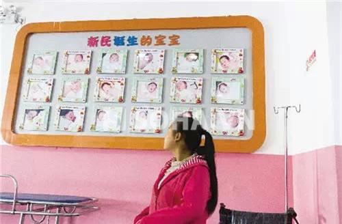 Khi bị cảnh sát dẫn tới bệnh viện để kiểm tra, bà mẹ trẻ chốc chốc lại nhìn lên hình các em bé treo trên tường.