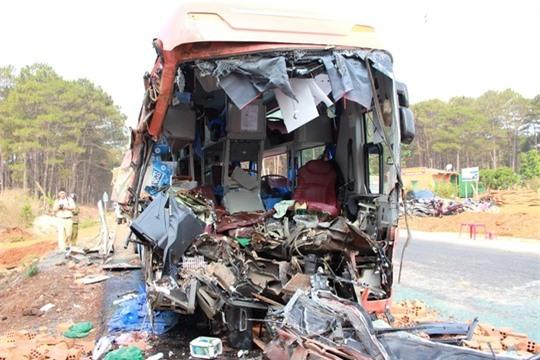 Xe khách tông xe tải, 2 người chết, hàng chục người bị thương