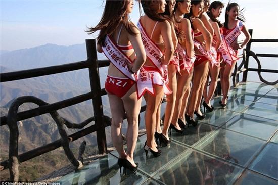 Các cô gái tham dự cuộc thi sắc đẹp khoe mình ở độ cao 2000m gây tranh cãi_3