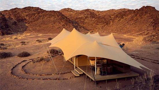 Nằm ở vùng hoang dã của Namibia nhưng những căn lều trại của Hoanib Skeleton không hề nghèo nàn chút nào đâu nhé. Nó chỉ dành cho những người siêu giàu đi chuyên cơ riêng.