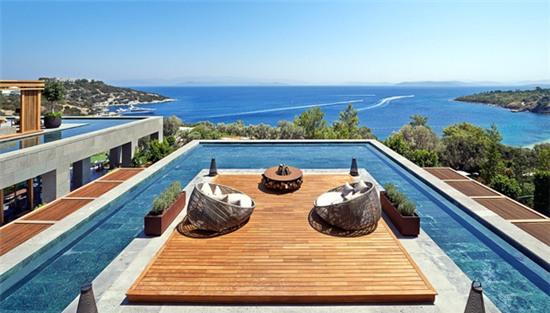 Mandarin Oriental (Bodrum) thuộc một trong những resort cao cấp nhất của người Thổ Nhĩ Kỳ. Nó có 109 phòng hướng ra biển và dành giải khách sạn ven biển đẹp nhất do CNN Traveler bình chọn.