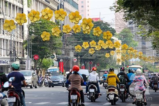 Sài Gòn rực rỡ cờ hoa mừng 40 năm ngày thống nhất đất nước_2