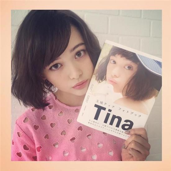 Mới đây Tina phát hành cuốn sách ảnh của riêng mình và nhận được nhiều sự quan tâm của các fan hâm mộ.