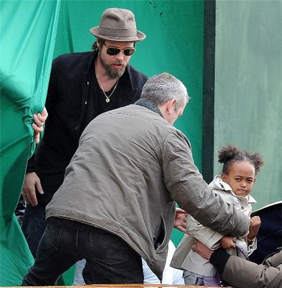 Cô bé Zahara nhà Brad Pitt – Angelina tỏ ra cáu kỉnh khi phát hiện ống kính máy ảnh đang hướng đến. 
