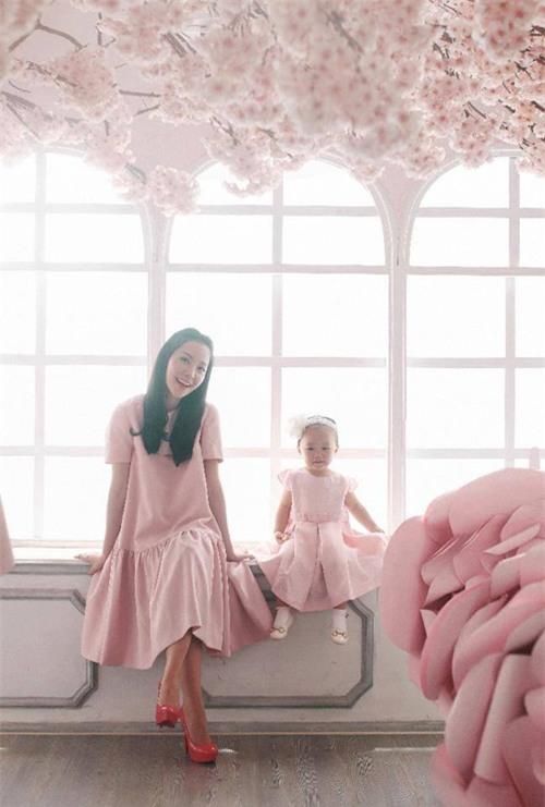 Linh Nga mặc đồ đôi với con gái 