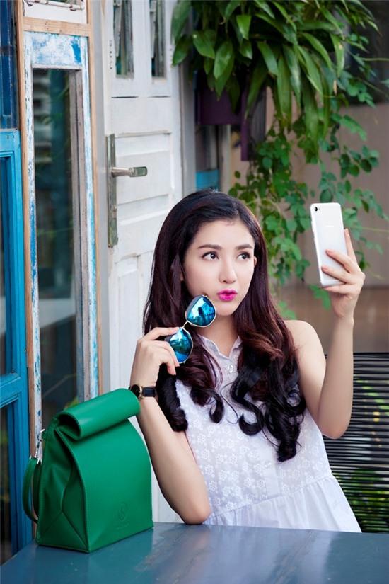 Bí kíp chụp ảnh selfie hút like của hot teen Việt