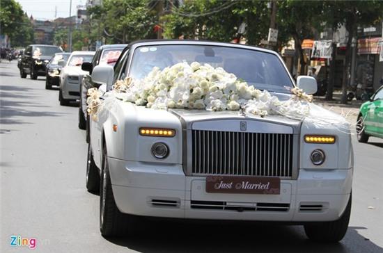 Rolls-Royce siêu sang và môtô 3 bánh đi rước dâu ở Nghệ An