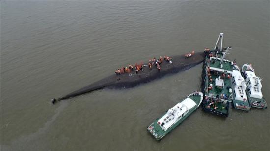 Hình ảnh bi thương trong vụ lật tàu chở 458 người ở TQ