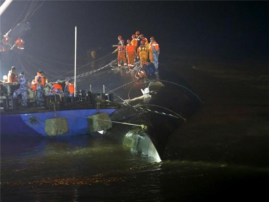 Hình ảnh bi thương trong vụ lật tàu chở 458 người ở TQ