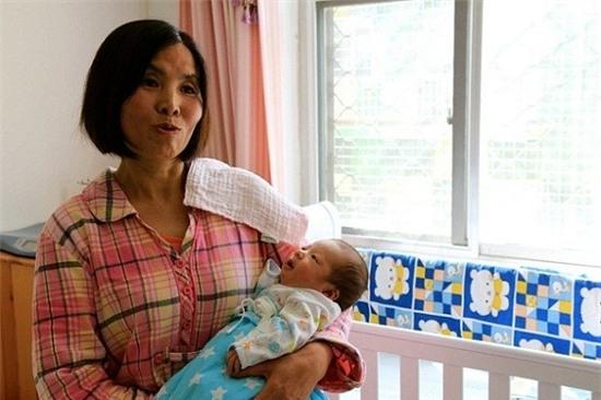 Trung Quốc: Bỏ 66 triệu thuê 'siêu bảo mẫu' trong một tháng ở cữ sau sinh