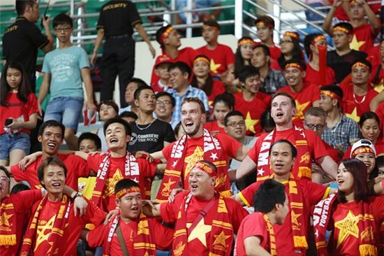 Sân Bishan nhuộm một màu đỏ rực và sôi động với sự cổ vũ nhiệt tình của các CĐV Việt Nam.