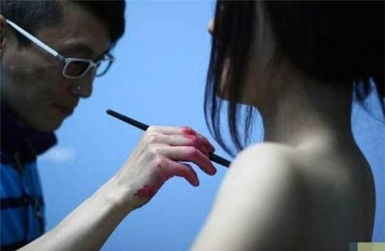 Vẽ mẫu body-painting ở Trung Quốc.