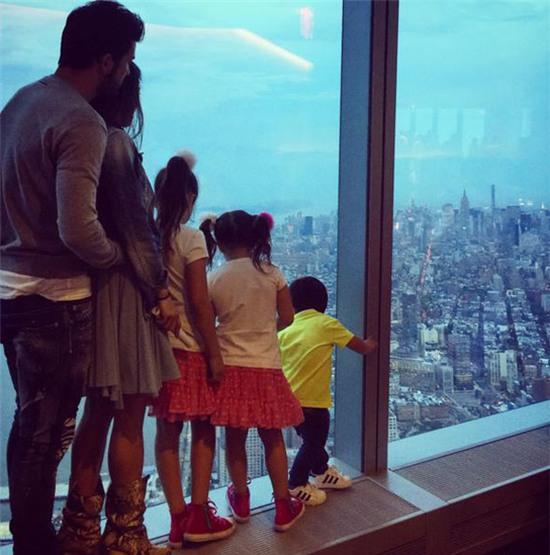 David Villa cũng khoe ảnh cả gia đình đang ngắm cảnh Manhattan, New York, từ trên cao.